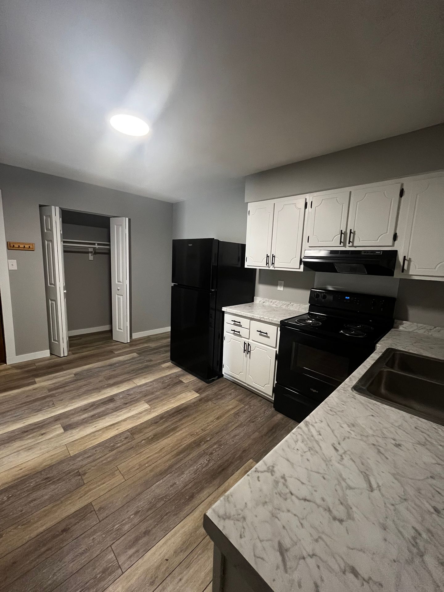 Bloomington Apartment: 400 S Parkway Dr