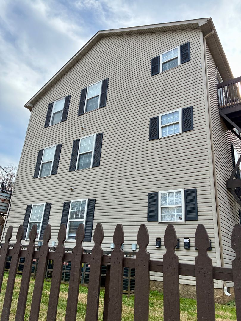 Louisville Apartment: 1518 W. Oak Street