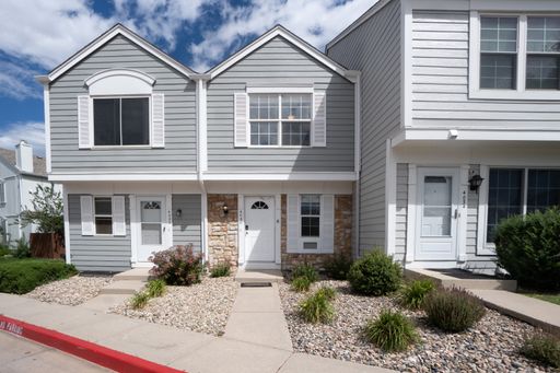 Move in ready townhome on Baytown! – photo 1