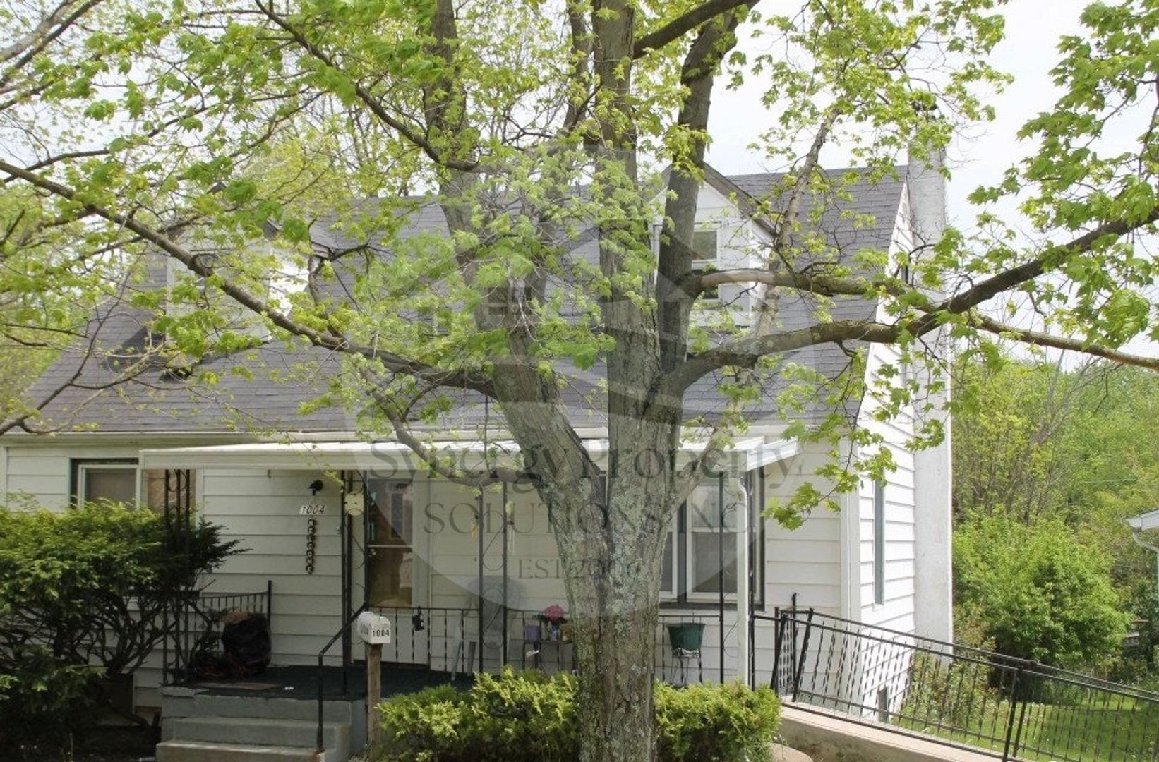 Mansfield House: Burger Ave 1004