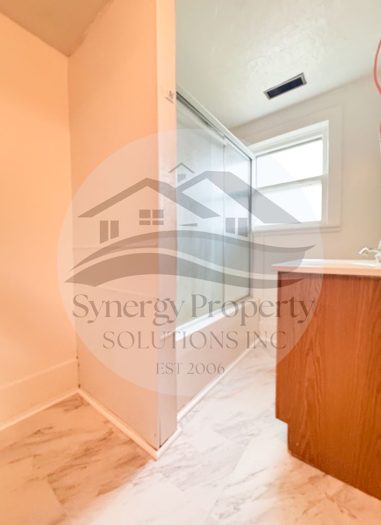 Shelby Apartment: Broadway 62 - 62 1/2