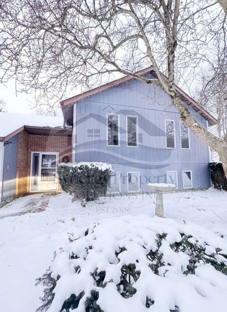 Mansfield House: Cook Rd W 2130