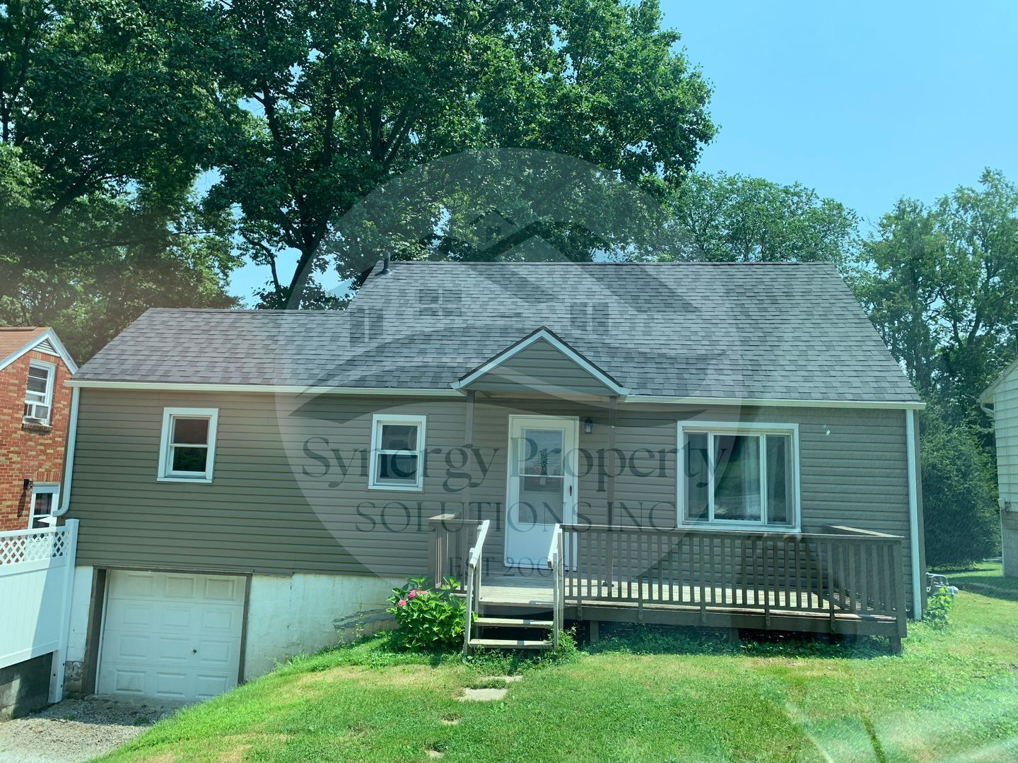 Mansfield House: Agate Ave 373