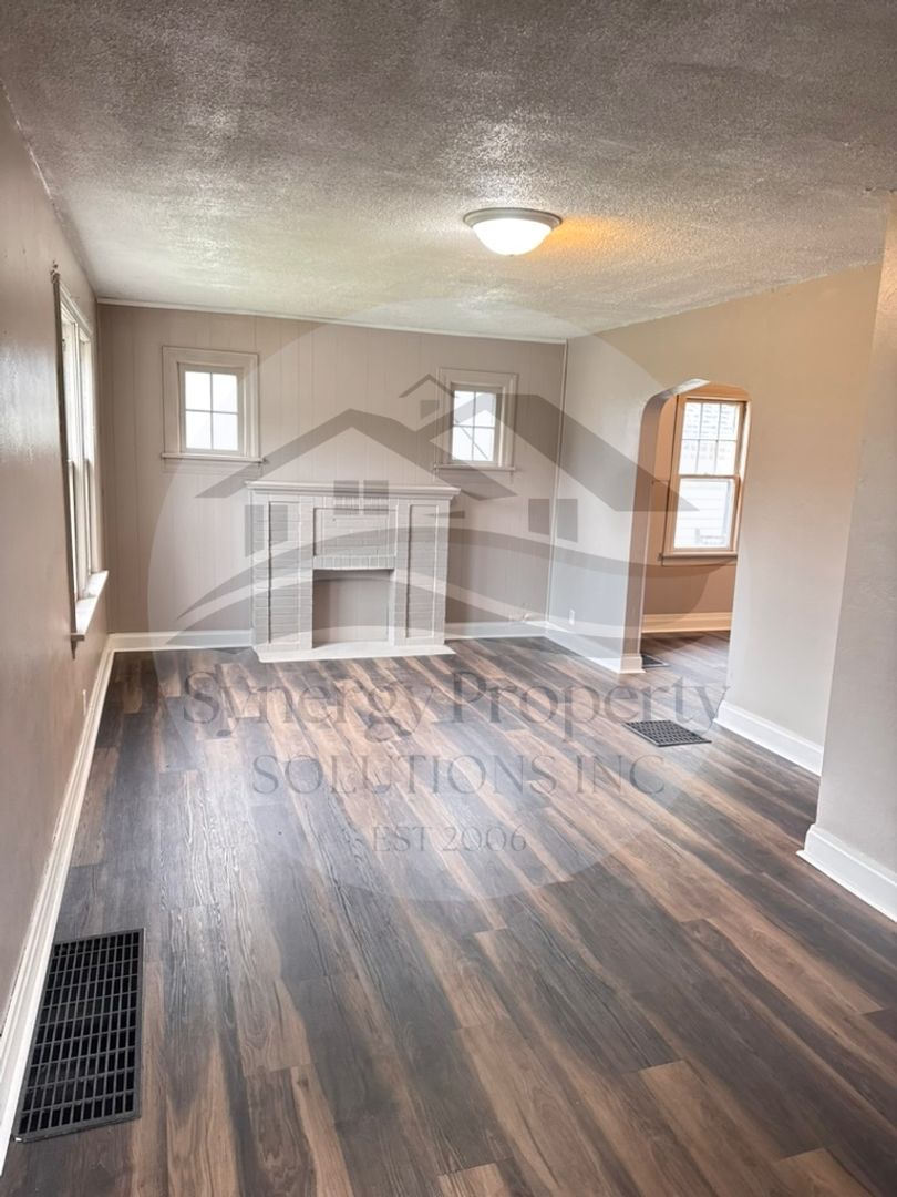 Mansfield House: Cline Ave 276