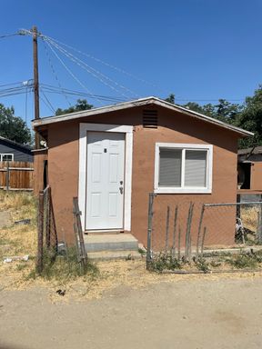 Cozy 1 Bed, 1 Bath Unit in North Bakersfield – photo 1