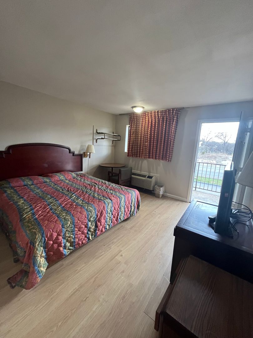 Nashville House: 1902 Dickerson Pike Room 216