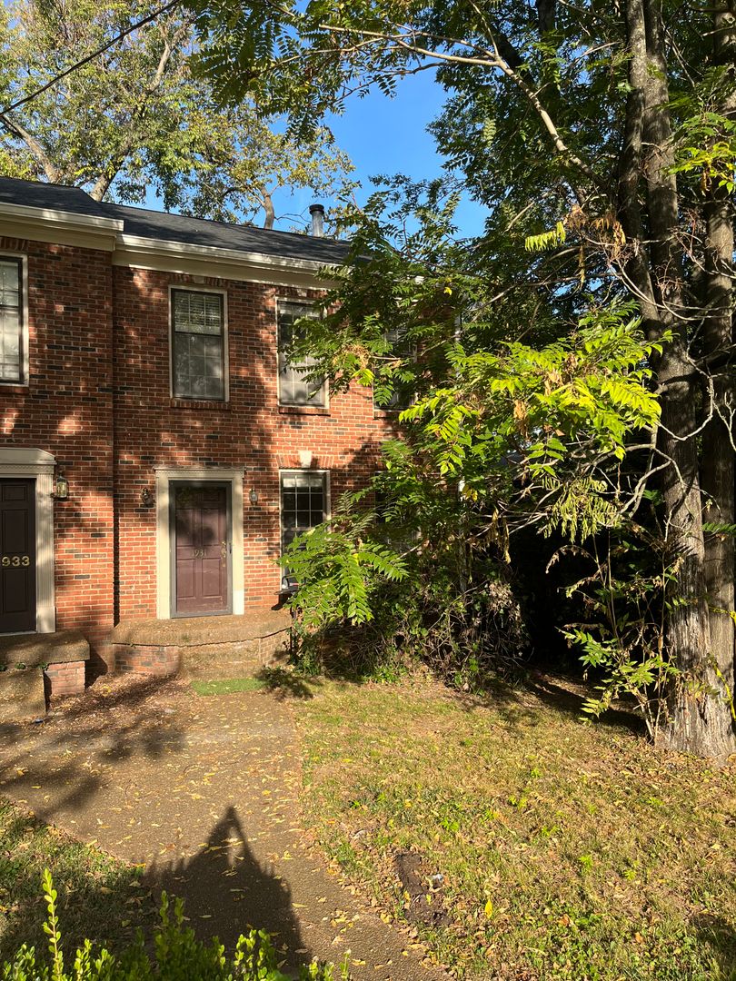 Nashville House: 1931 18th Ave S