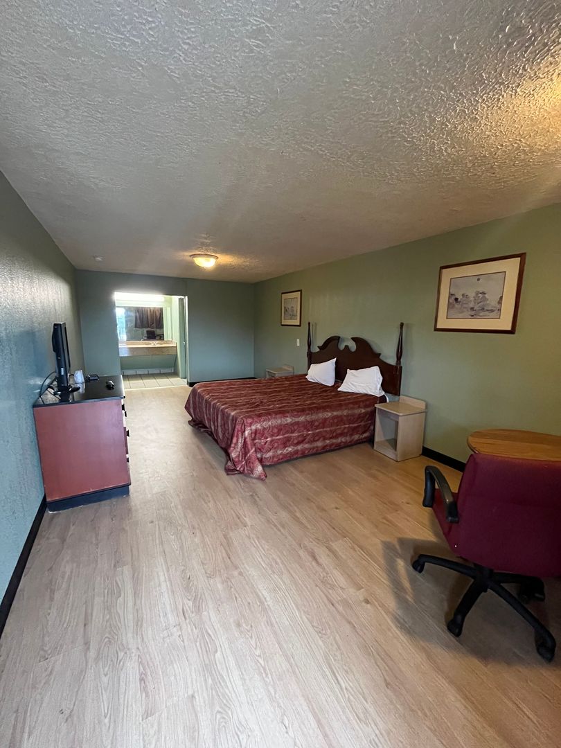 Nashville House: 1902 Dickerson Pike