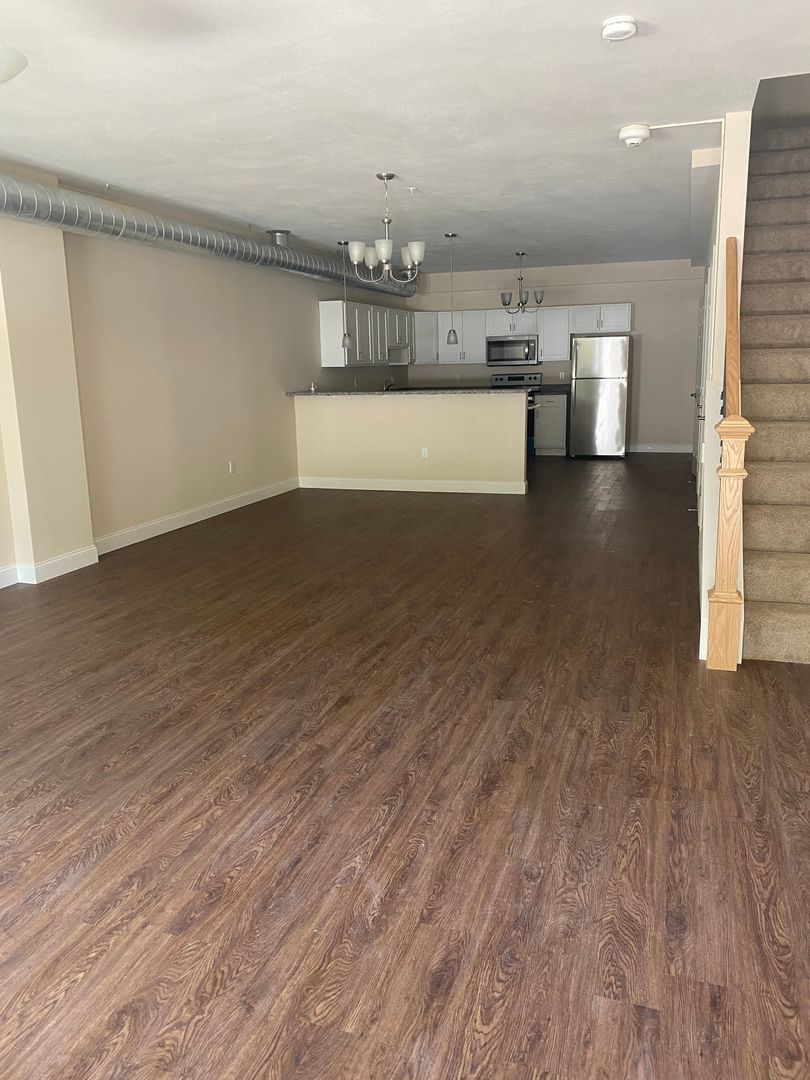 Syracuse Apartment: 102 Newbury Hollow Lane