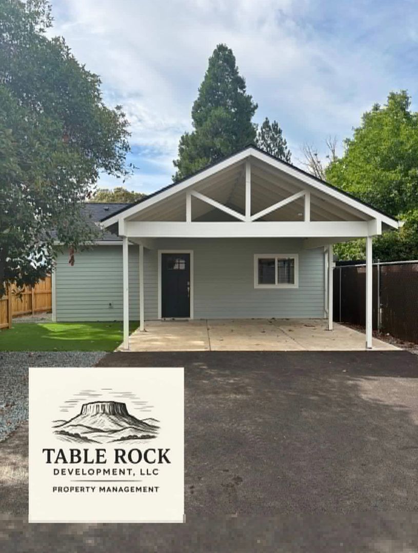 Eagle Point Apartment: 613 St Thomas Lane #B