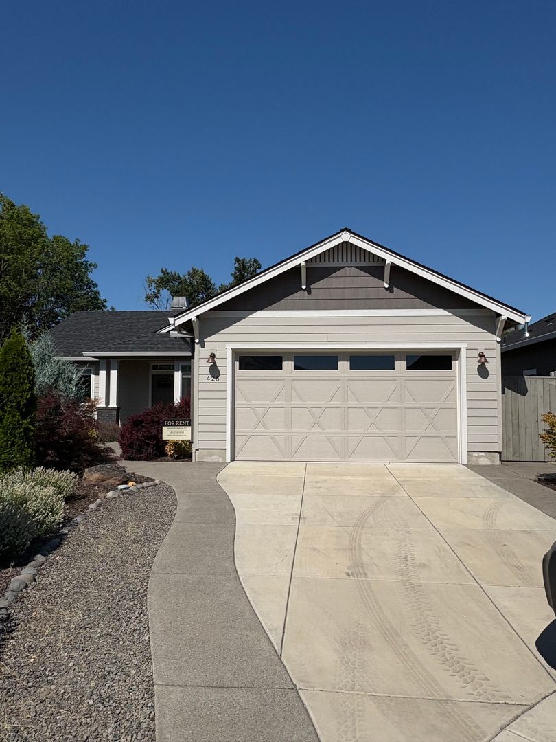 Medford House: 426 Frontier Ct