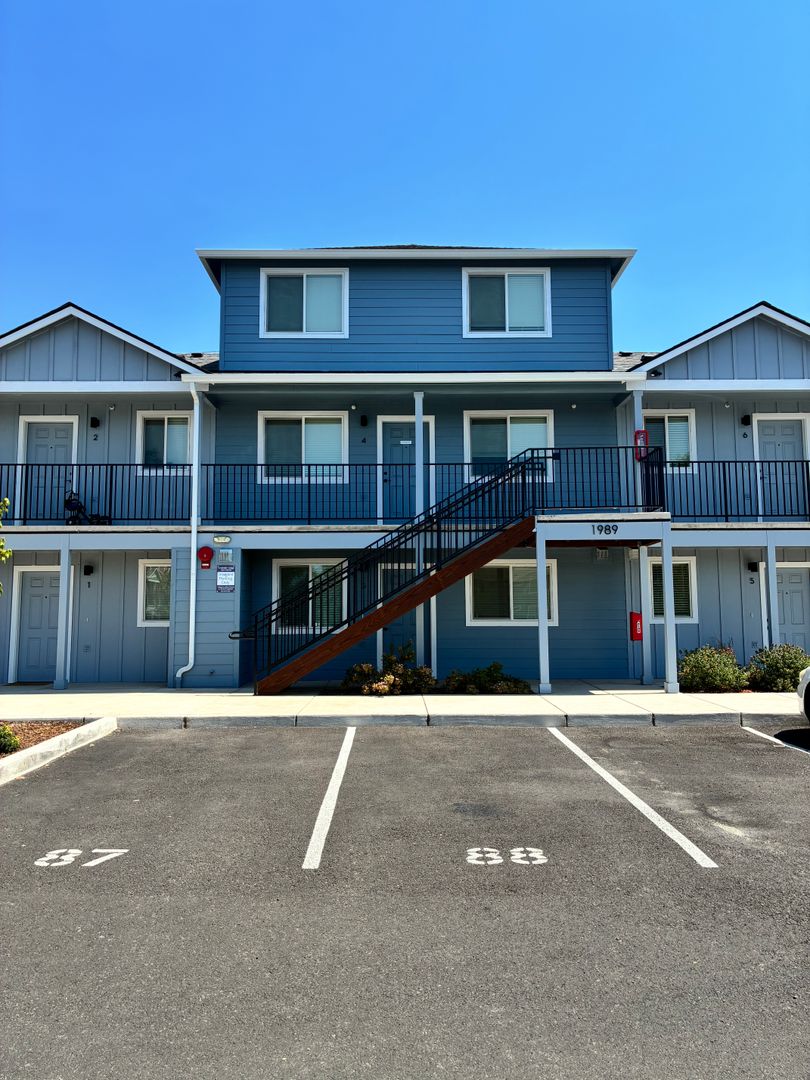 Medford Apartment: 1989 Sky Park Dr