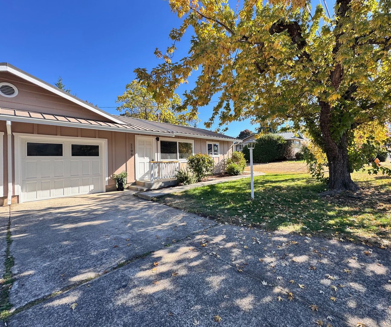 Medford House: 1196 Valley View Dr