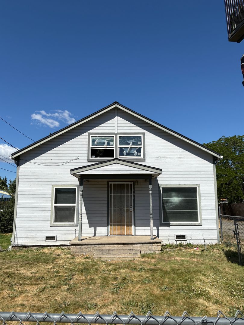 Medford House: 906 N Central Ave