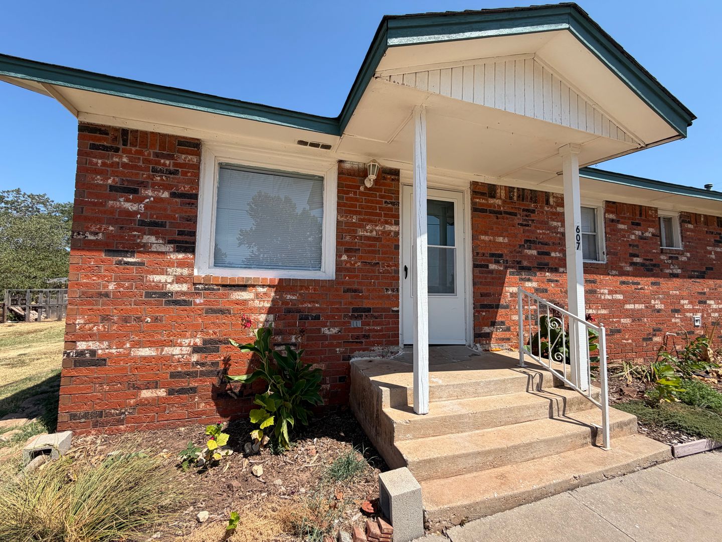Noble Apartment: 607-609 E. Maguire