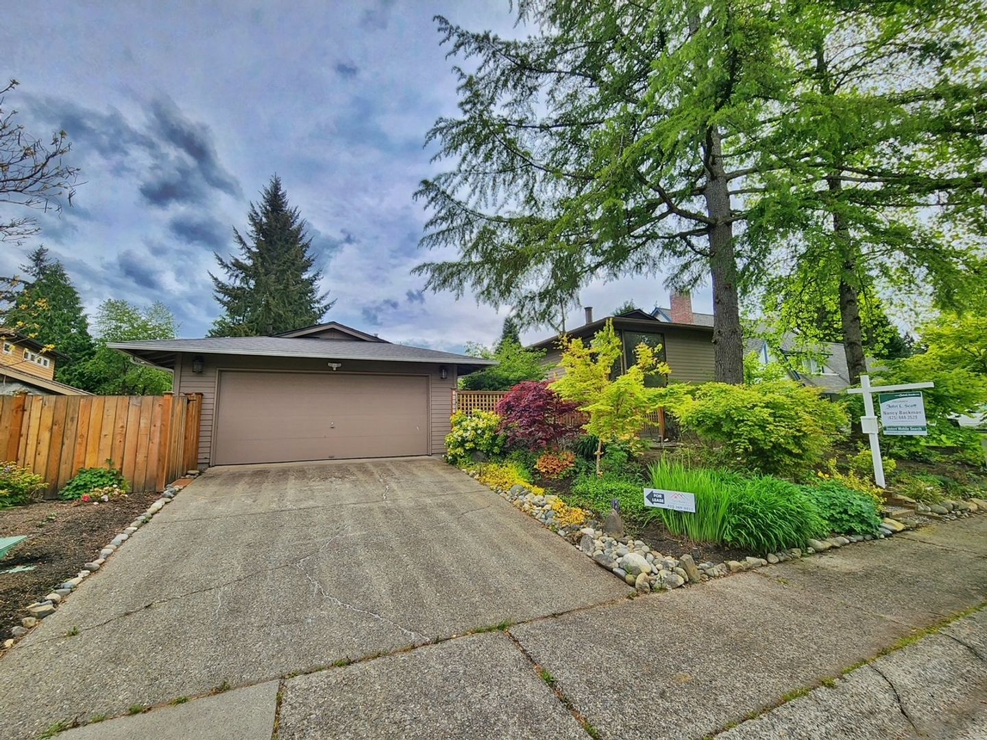 Bellevue House: 16827 NE 32nd St