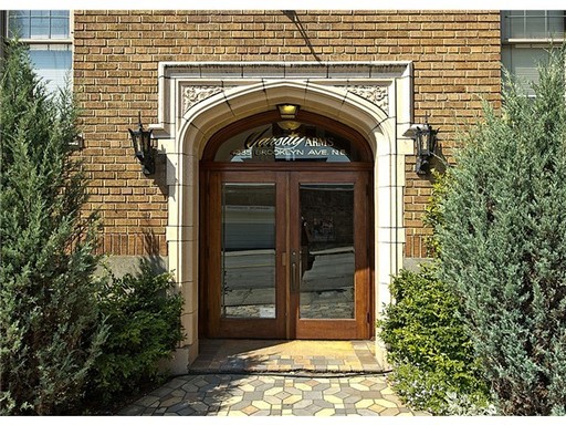 Spacious 2 Bed 1 Bath Condo in University of Washington District. – photo 1