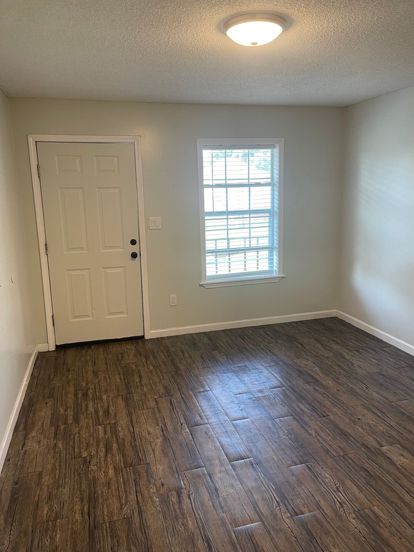 Vicksburg Apartment: 420 Lake Hill Dr., Ofc