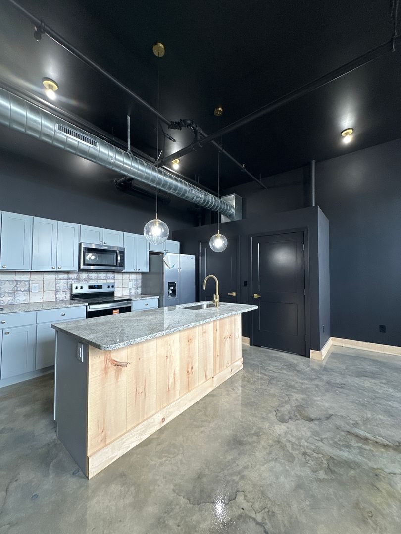 Red Lion Apartment: 21 West Broadway - Apt 207