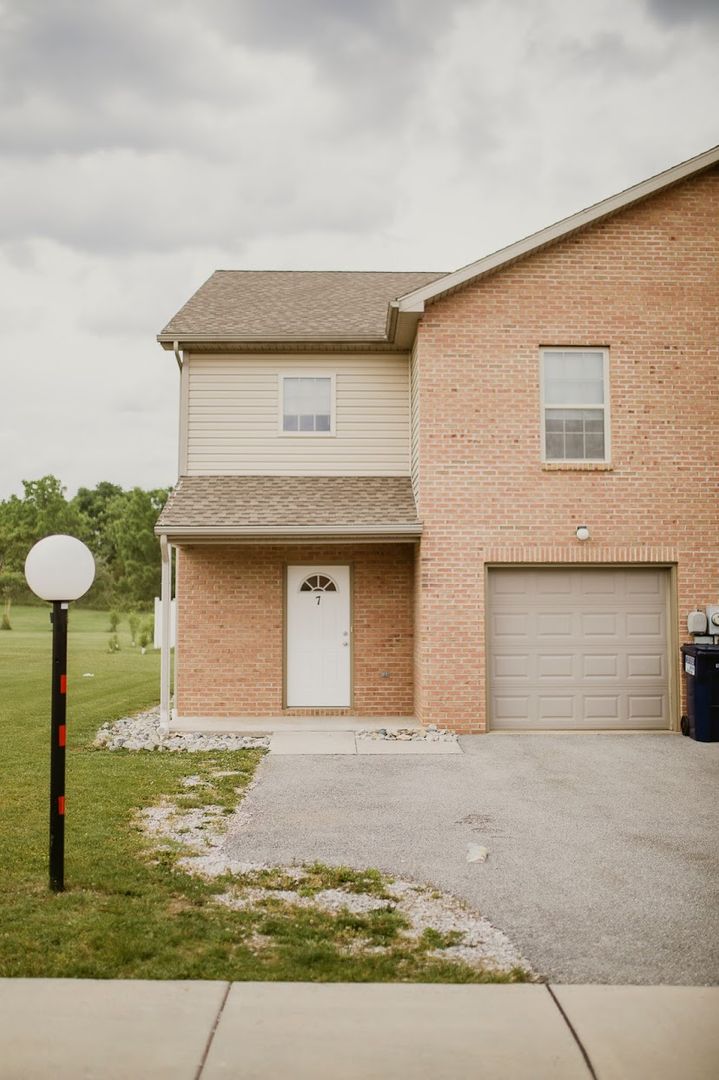 Abbottstown Apartment: Cherry Tree Court