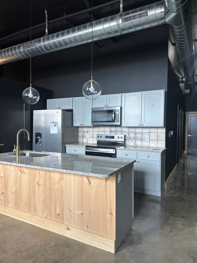 Red Lion Apartment: 21 West Broadway - Apt 203