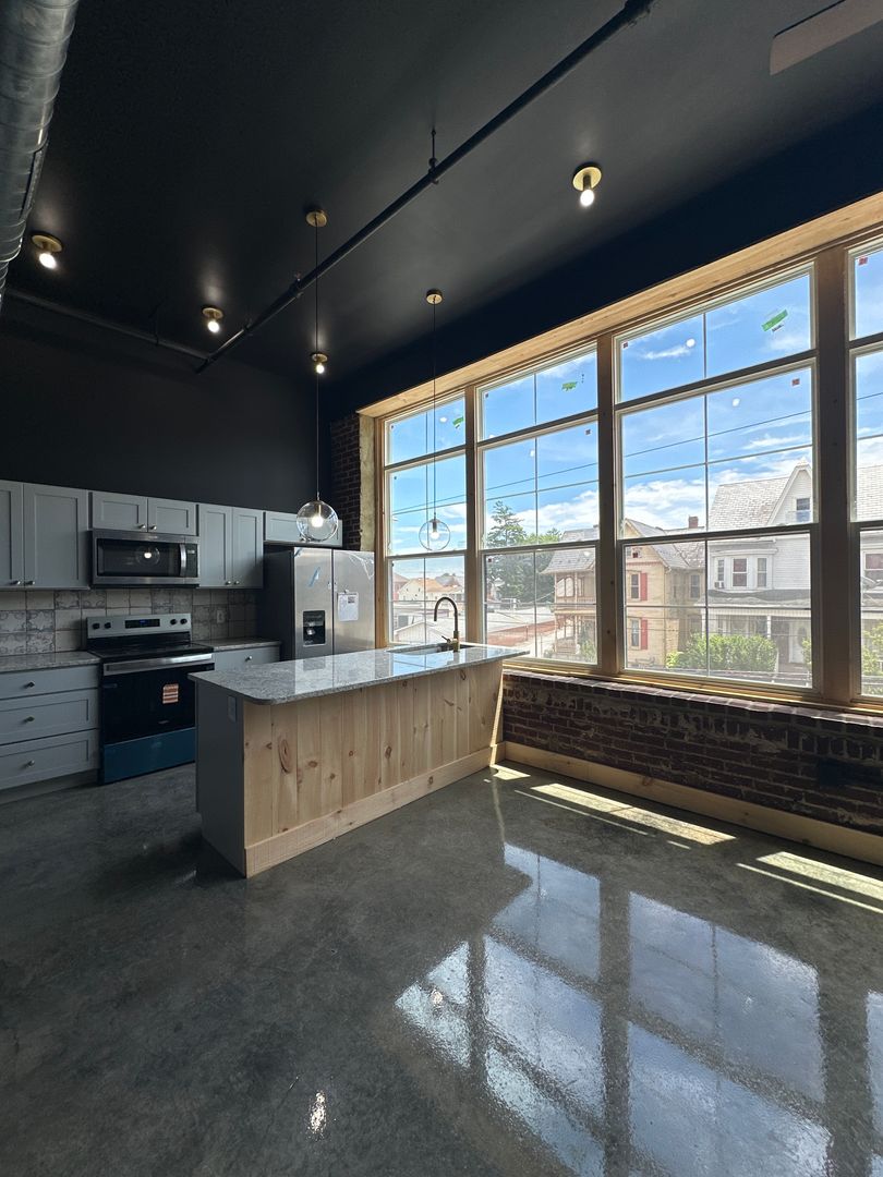 Red Lion Apartment: 21 West Broadway - Apt 209