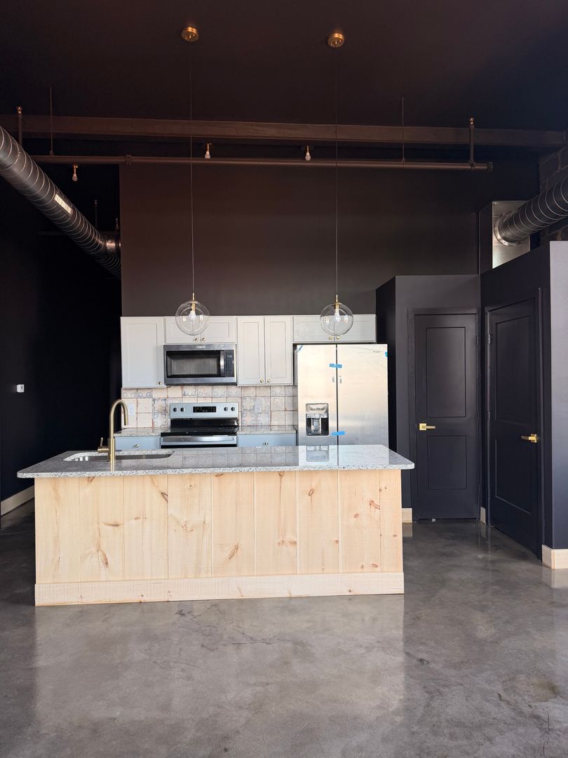 Red Lion Apartment: 21 West Broadway