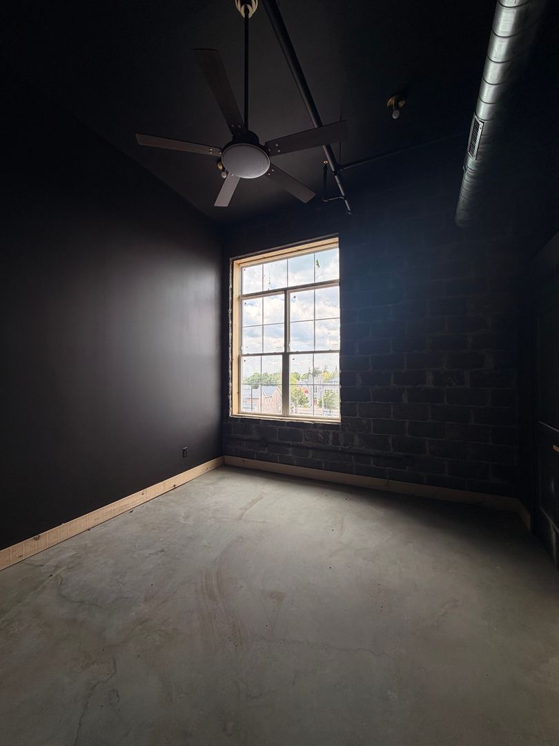 Red Lion Apartment: 20 West Broadway