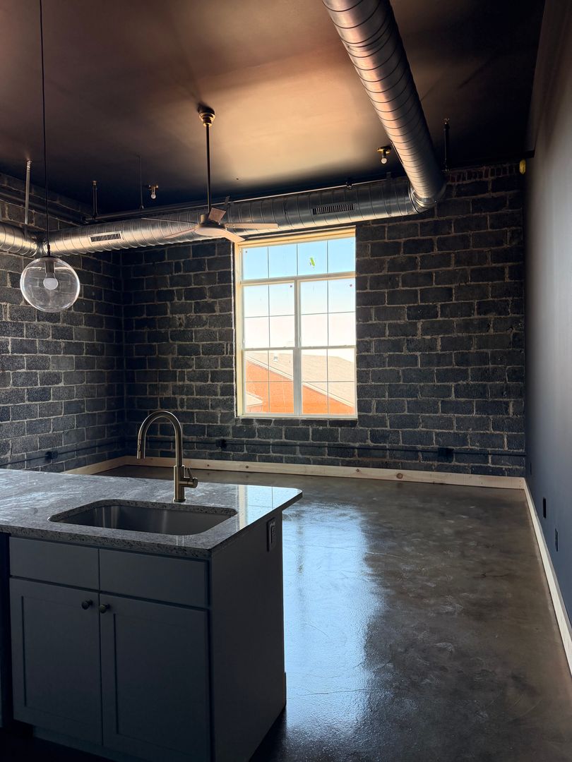 Red Lion Apartment: 21 West Broadway