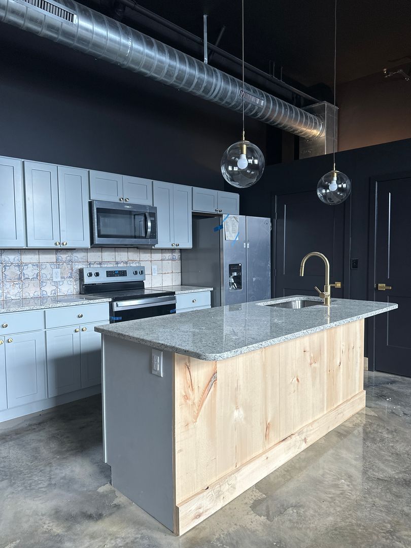 Red Lion Apartment: 21 West Broadway - Apt 205