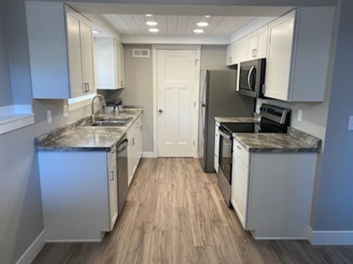 Fully remodeled westend 2 bedroom. 1 bath, townhome! – photo 1