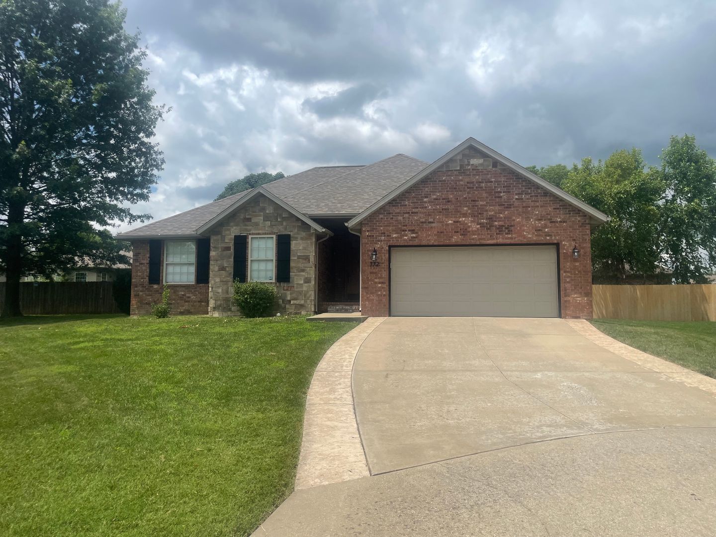 Nixa House: 772 E Weller Ct