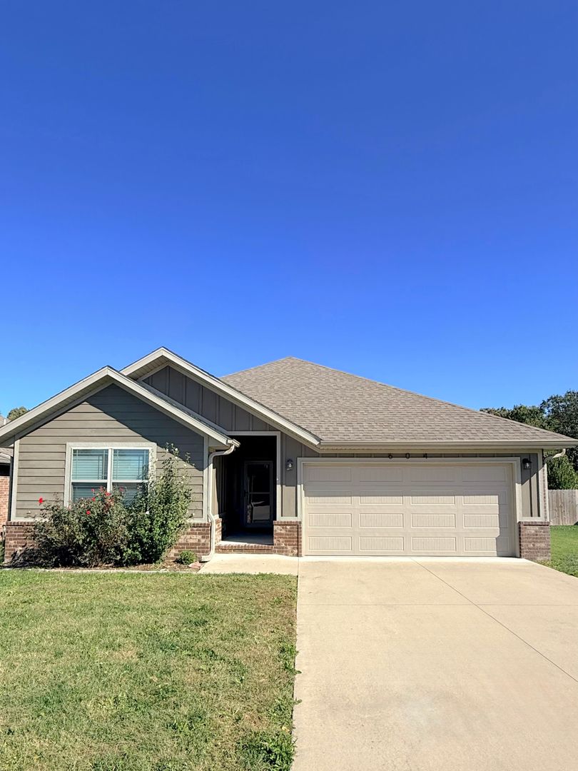 Nixa House: 604 N Eagle Park Cir