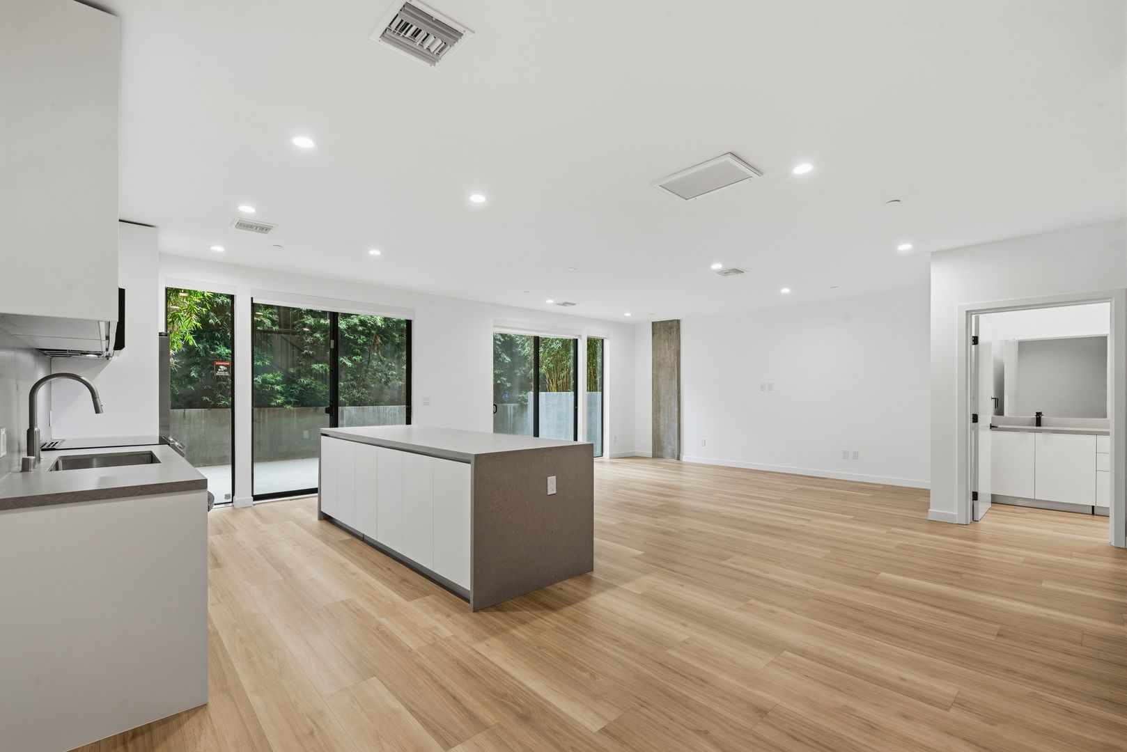 West Hollywood Apartment: 829 Larrabee Street