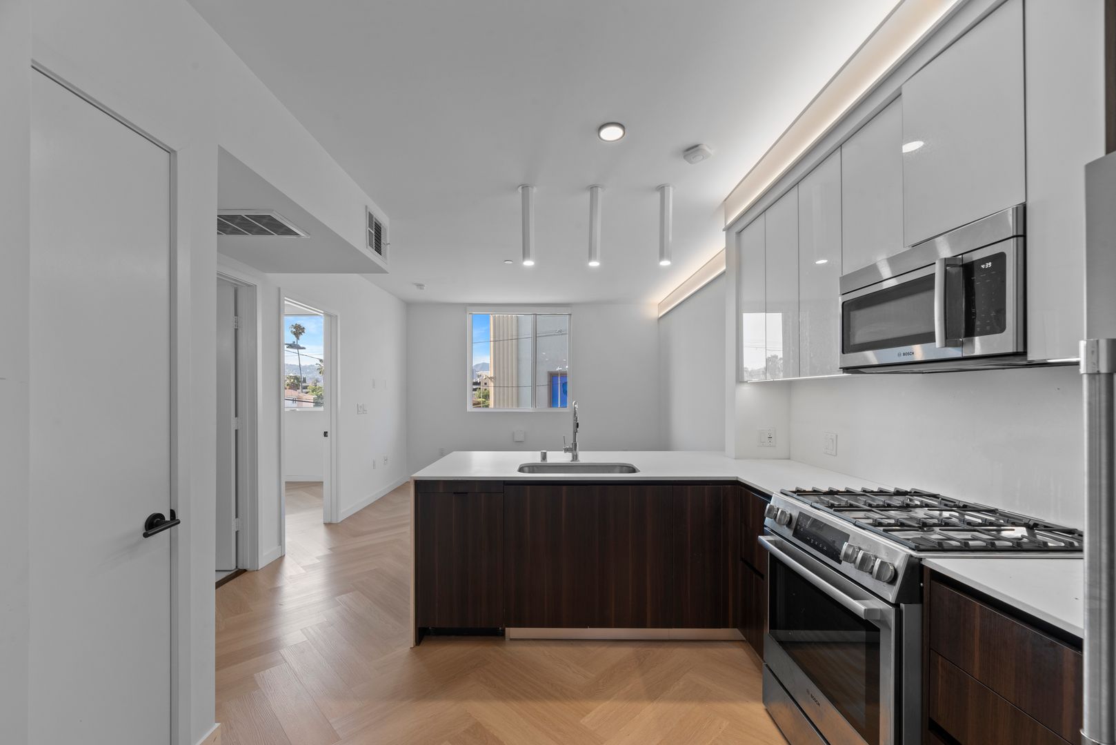 Los Angeles Apartment: 5570 Melrose Avenue