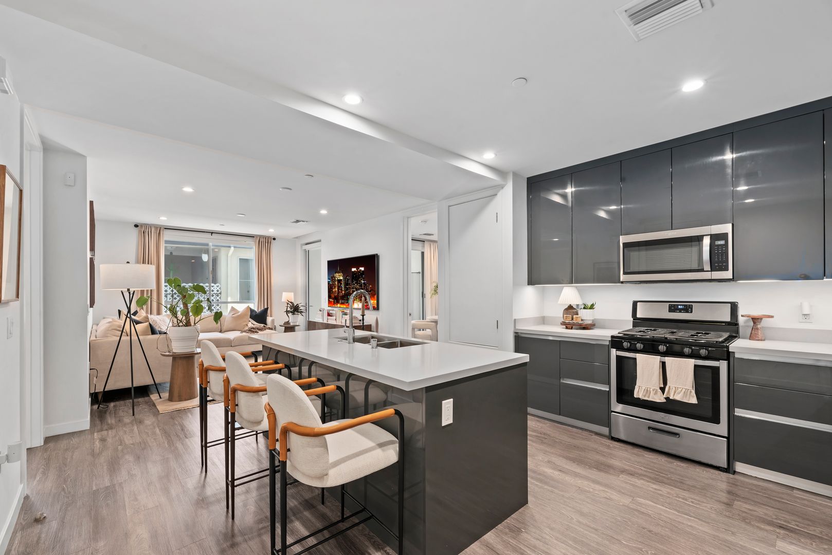 Los Angeles Apartment: 714 Sweetzer Avenue