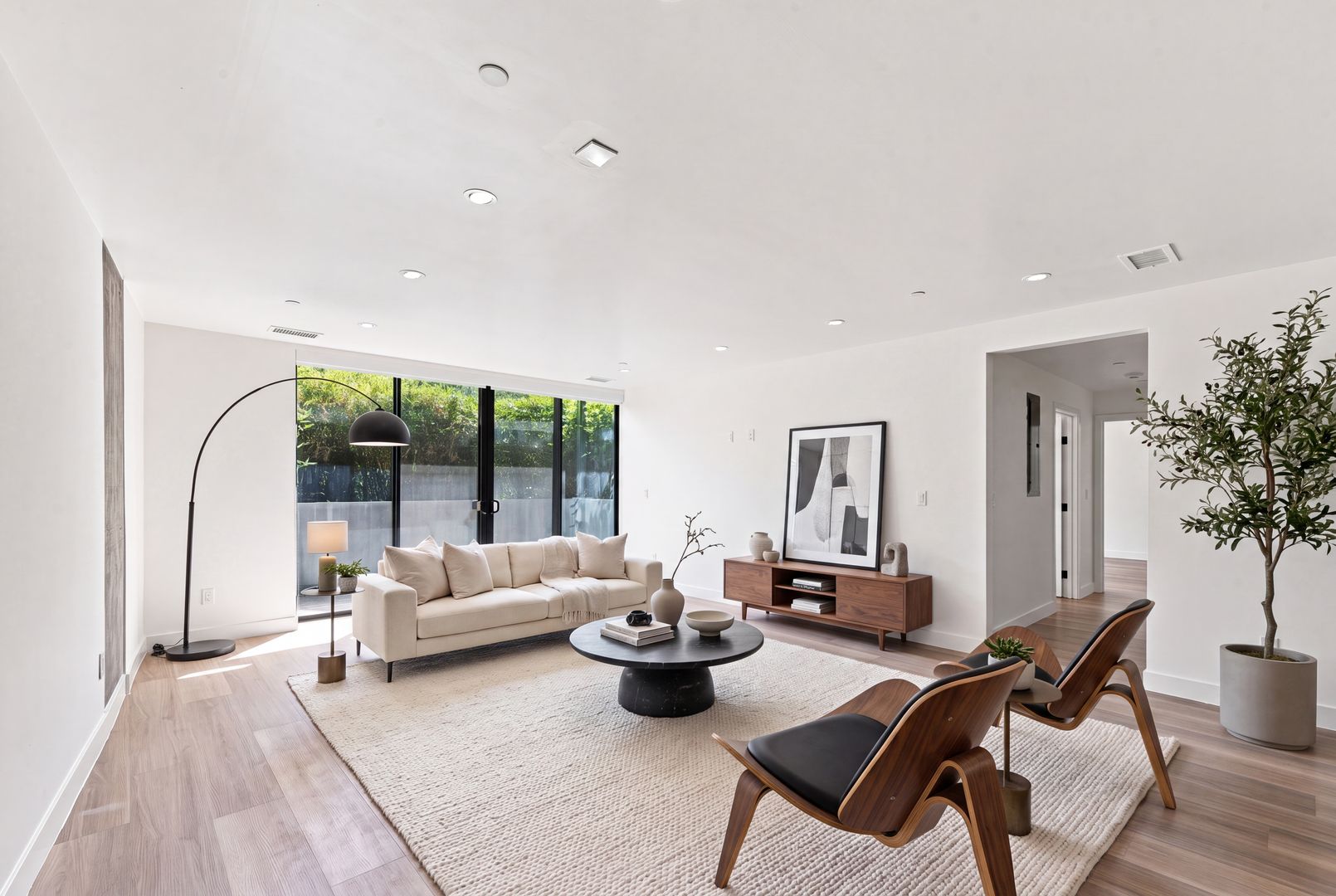 West Hollywood Apartment: 829 Larrabee Street