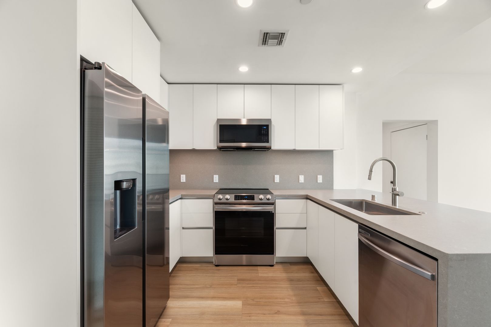 West Hollywood Apartment: 829 Larrabee Street