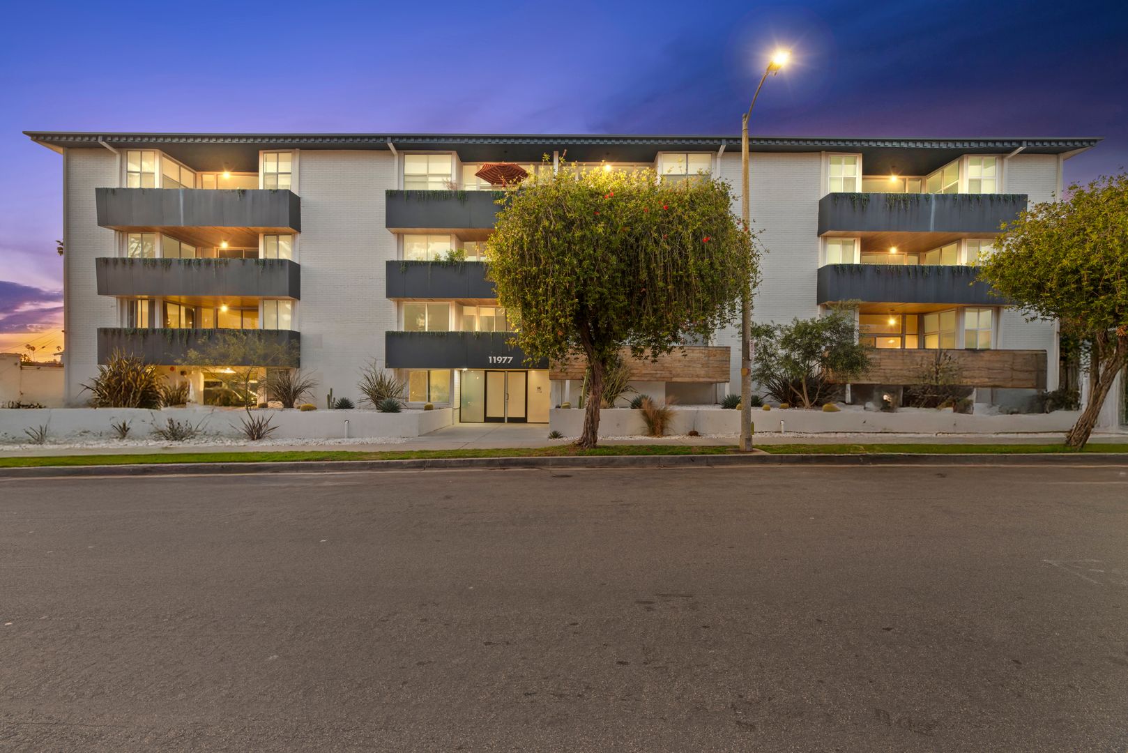 Los Angeles Apartment: 11977 Kiowa Avenue