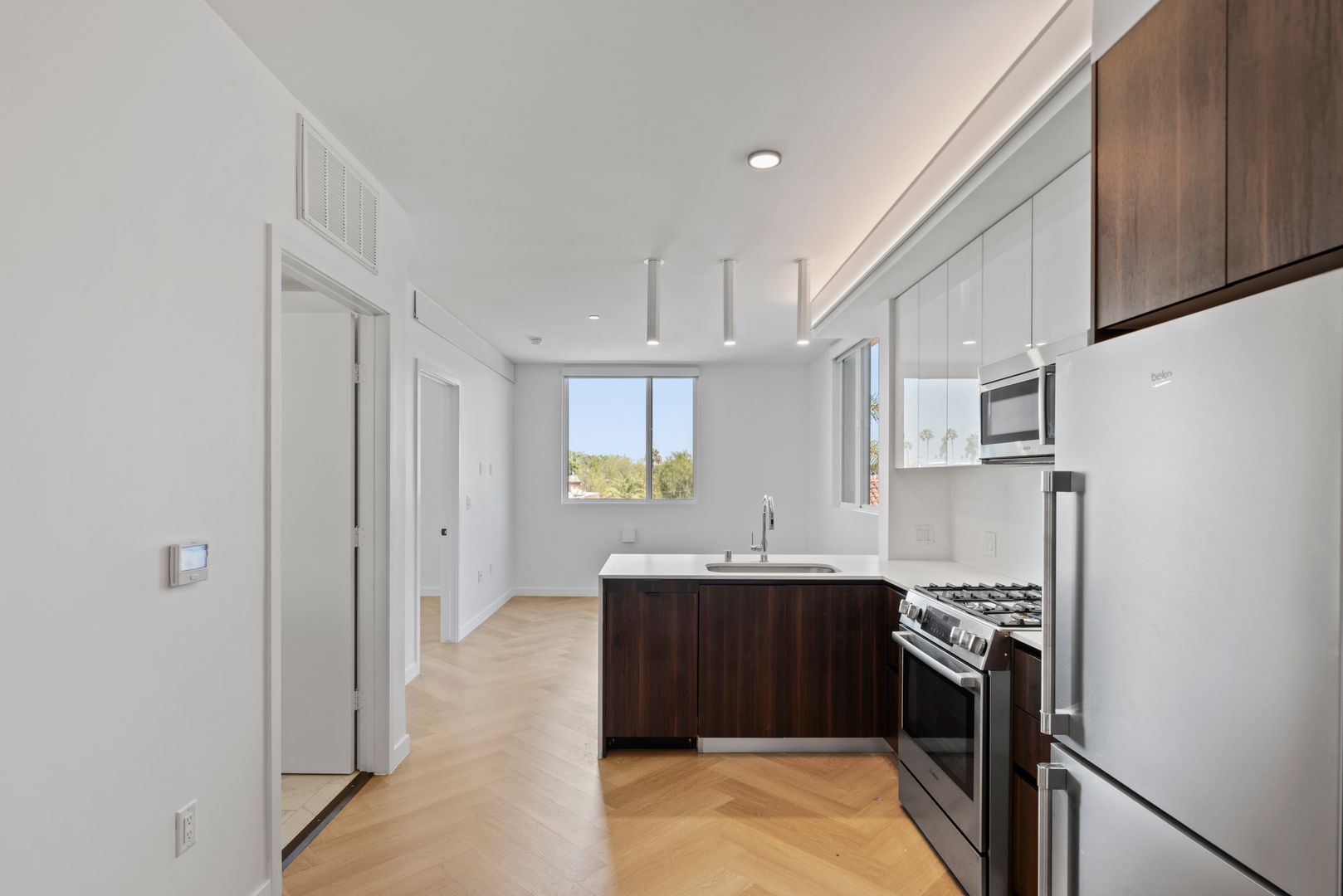 Los Angeles Apartment: 5570 Melrose Avenue