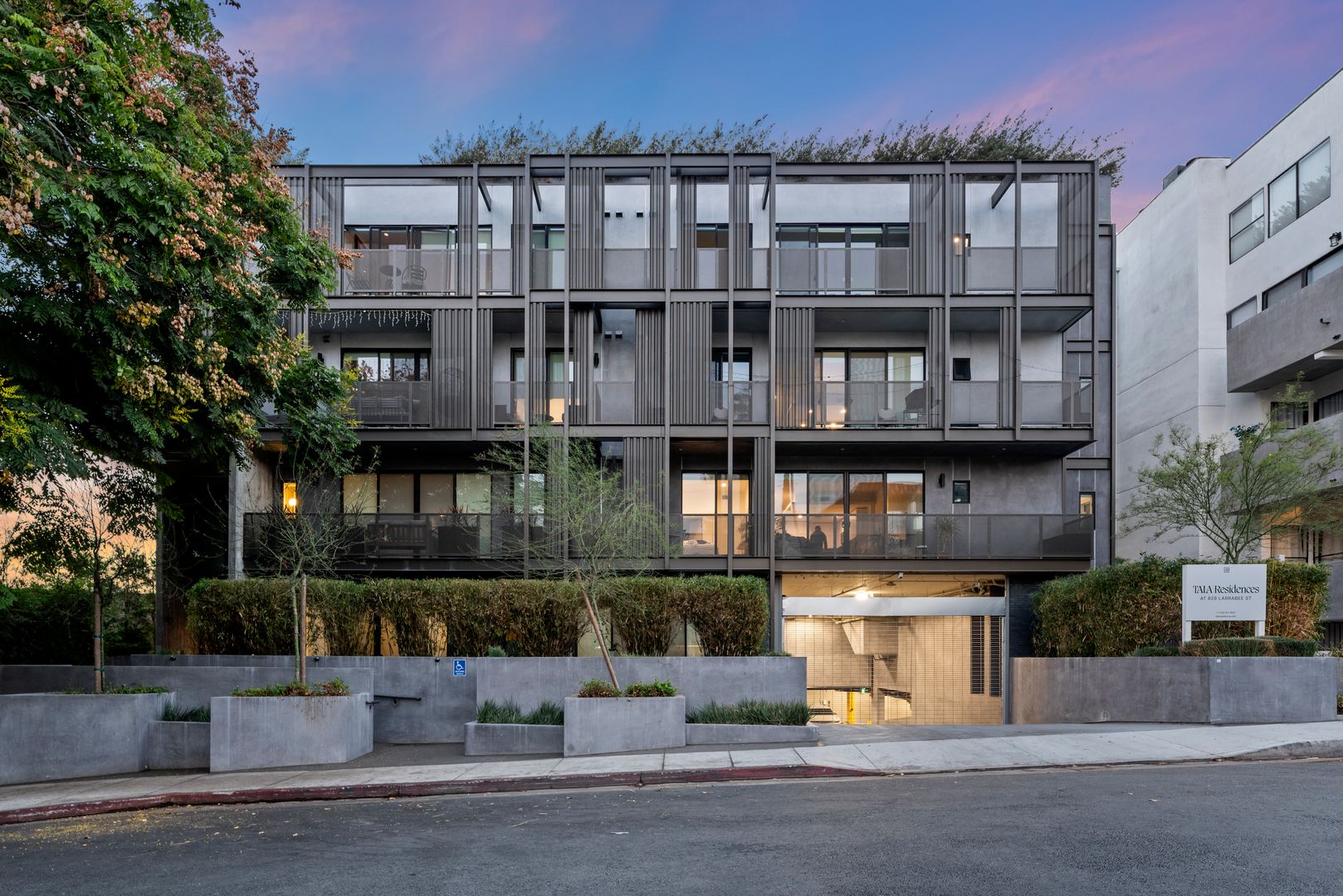 West Hollywood Apartment: 829 Larrabee Street