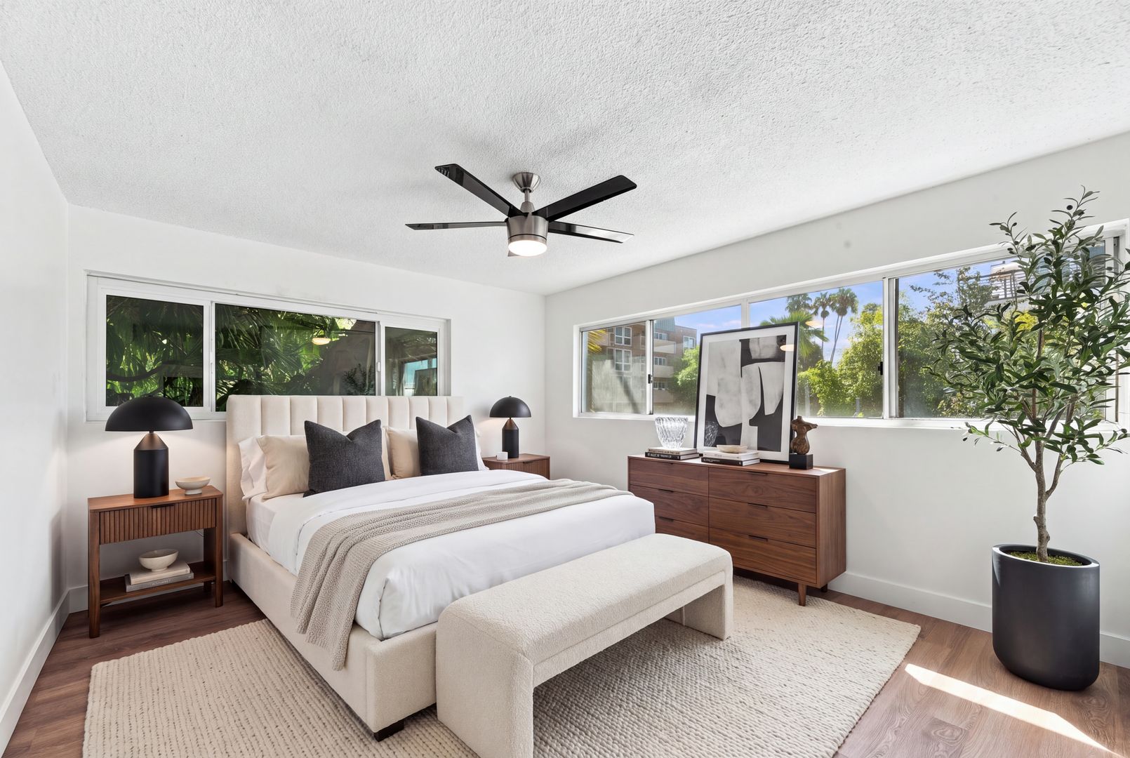 West Hollywood Apartment: 1301 Havenhurst Drive