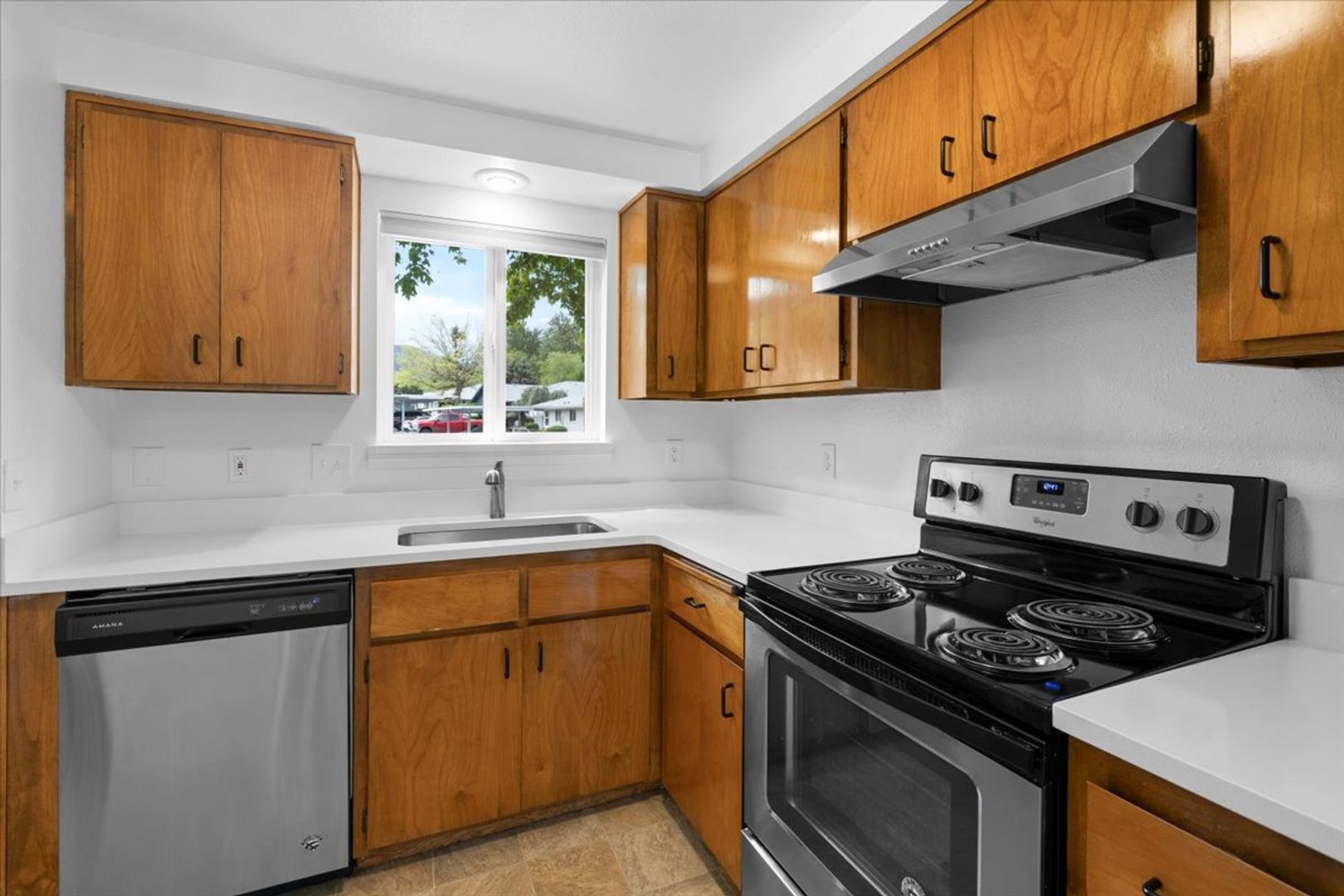 Talent Apartment: 220 West Rapp Road