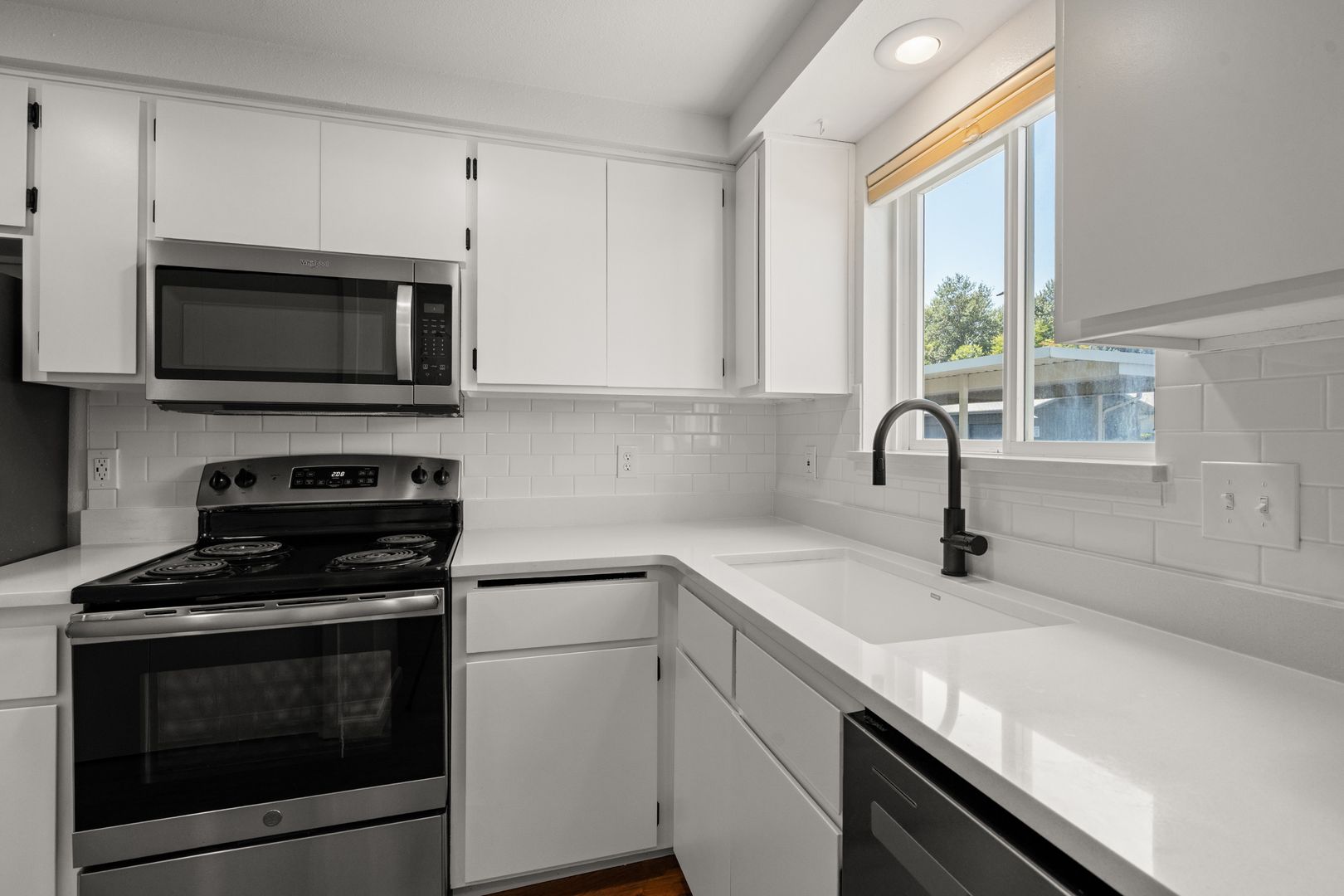 Talent Apartment: 220 West Rapp Road