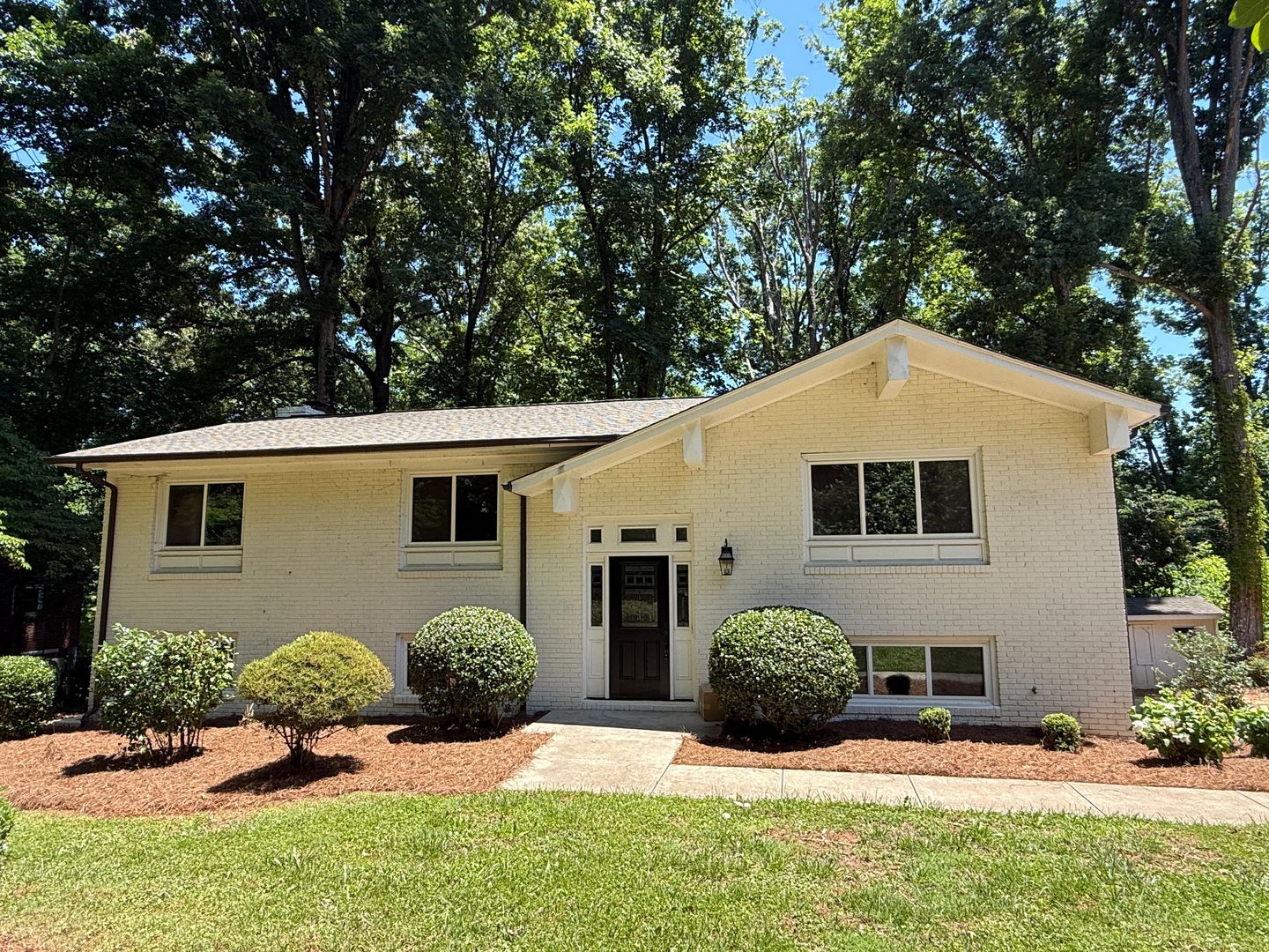 Huntersville House: 200 Sherwood Drive