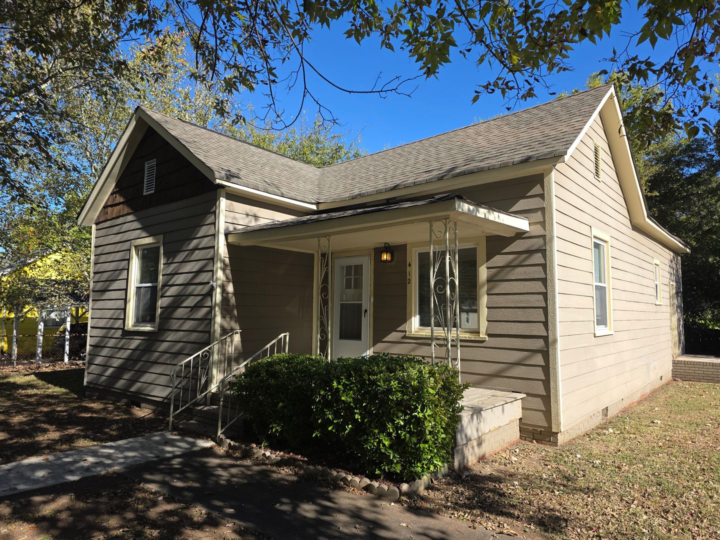 Pineville House: 412 Park Avenue