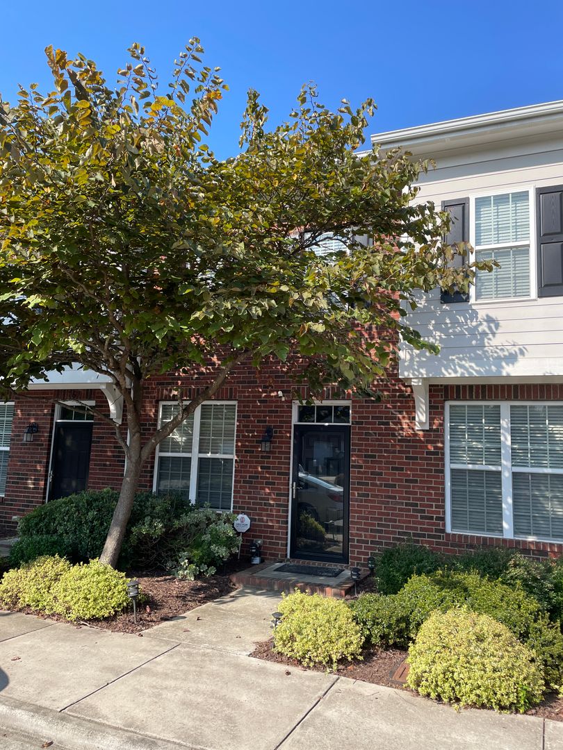 Concord House: 371 Beacon Street NW