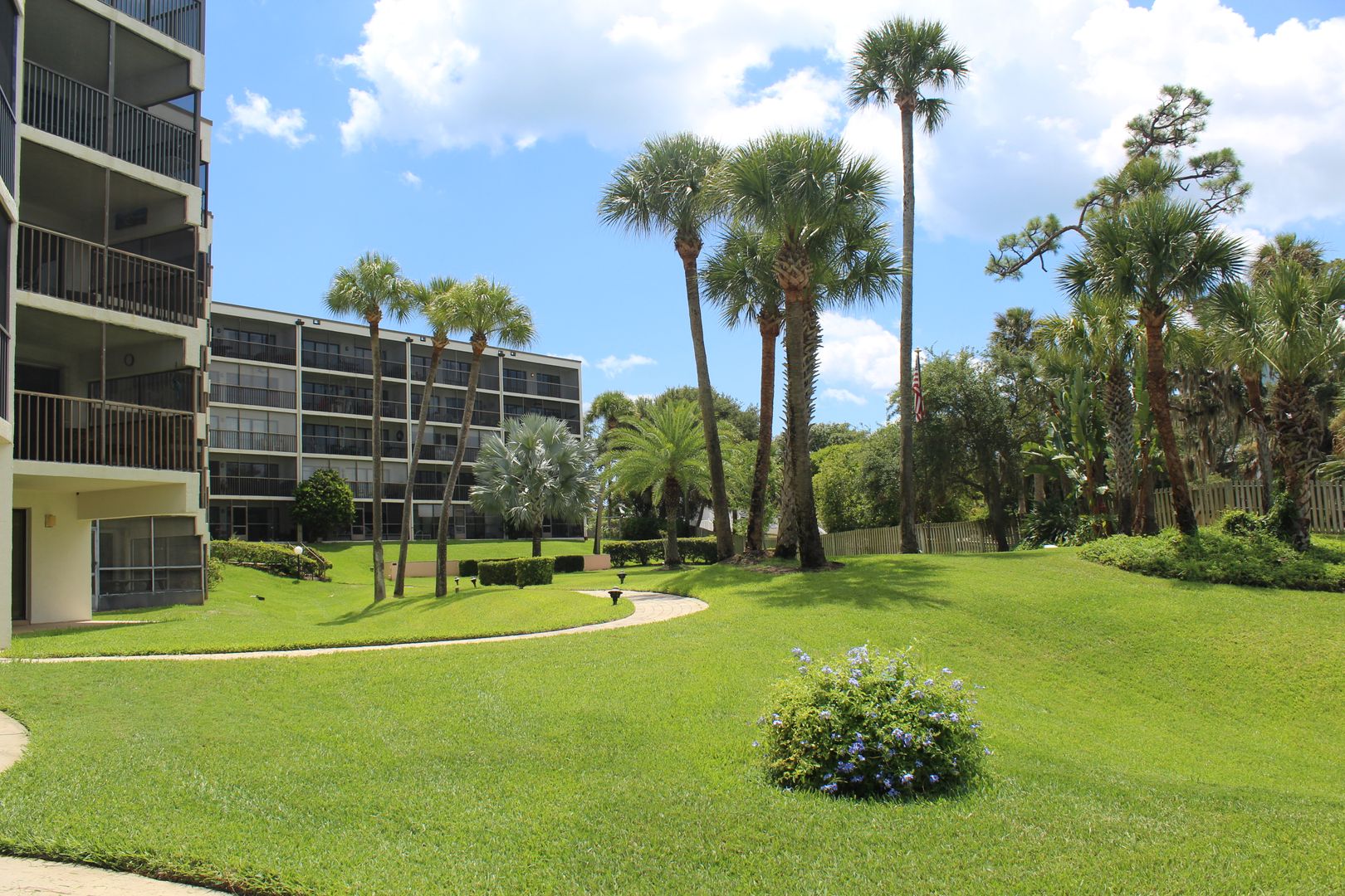 Daytona Beach Condo: 944 S Peninsula Dr #305