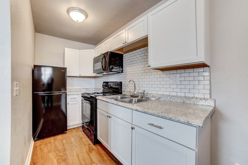 Newly Updated 1/1 Apartment In Quaint Community – photo 1