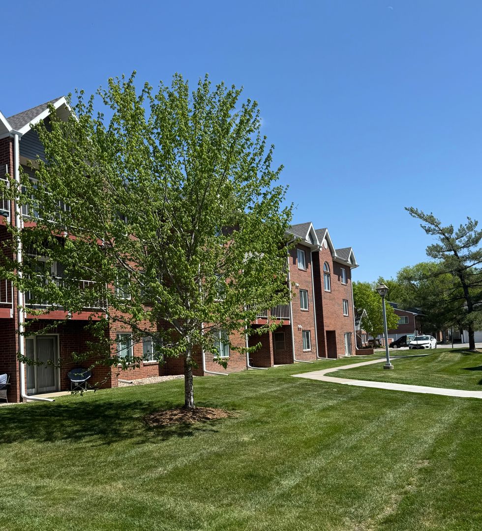 Lincoln Apartment: 6401 Vine Street